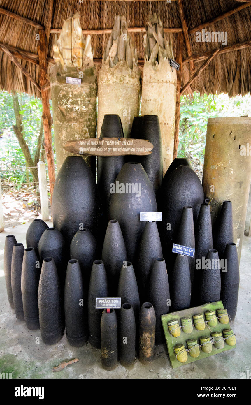 Tunnel di Cu chi, Vietnam War Ordnance display città di ho chi Minh // CITTÀ DI HO CHI MINH, Vietnam - Una collezione di ordigni militari americani utilizzati durante la guerra del Vietnam è esposta presso il sito storico di Cu chi Tunnels. La mostra mostra mostra vari tipi di bombe, missili e proiettili di artiglieria impiegati nelle operazioni militari contro il complesso del tunnel durante il conflitto. Questa collezione conservata comprende conchiglie da 105 mm, conchiglie da 155 mm, bombe a grappolo, bombe da 250 kg e bombe da 150 kg. I tunnel di Cu chi servirono come un'estesa rete sotterranea utilizzata dalle forze vietnamite durante la guerra. La storica S Foto Stock
