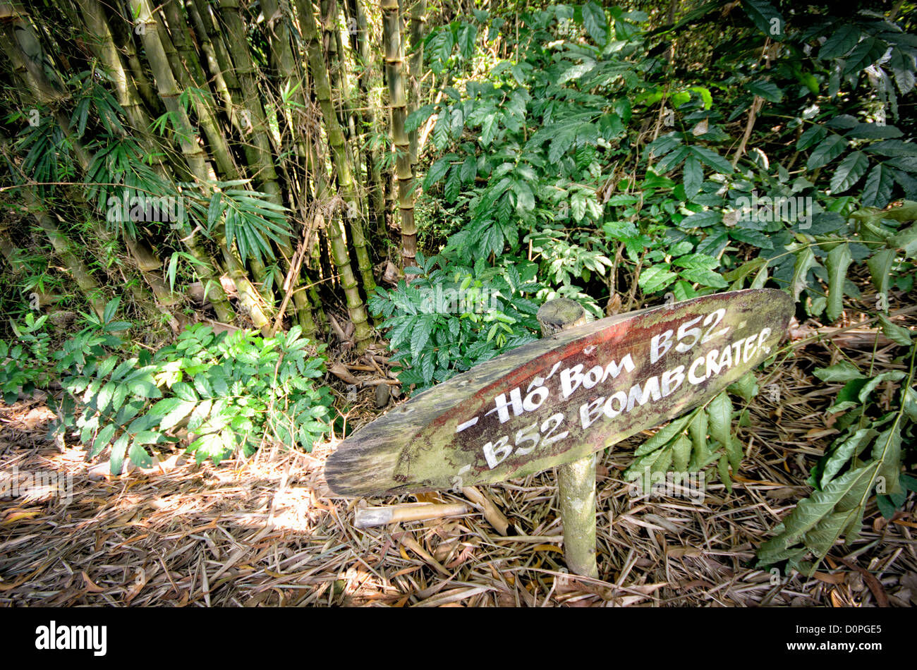 Tunnel di Cu chi B-52 Bomb Crater ho chi Minh City Vietnam // HO CHI MINH CITY, Vietnam — Un cratere di un bombardiere B-52 durante la guerra del Vietnam rimane visibile nel sito storico di Cu chi Tunnels. Il cratere da impatto, ora circondato da una crescita di bambù rigenerata, dimostra la portata delle operazioni di bombardamento americane condotte nella zona durante il conflitto. I tunnel di Cu chi, situati a nord-ovest della città di ho chi Minh, servivano come un'estesa rete sotterranea utilizzata dalle forze Viet Cong. Questo campo di battaglia preservato serve come testimonianza sia dell'intensità della campagna di bombardamento che della natura Foto Stock