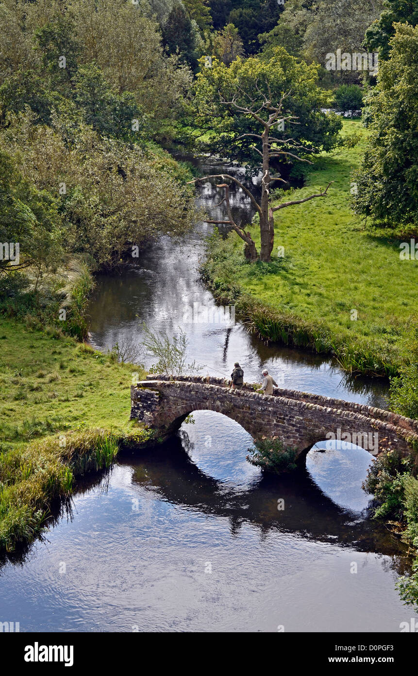 i pescatori che attraversano il ponte sul fiume wye a haddon hall derbyshire Foto Stock