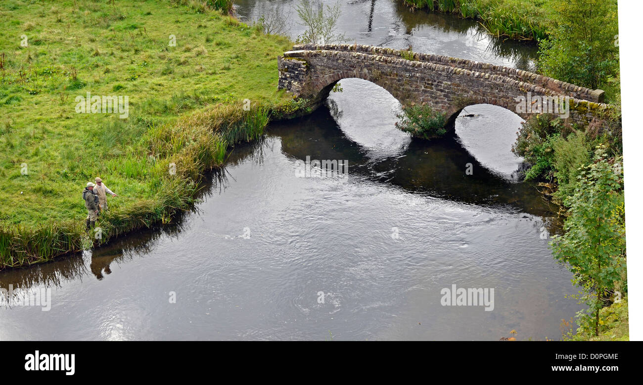 Ponte sul fiume Wye, che a Haddon Hall nel Derbyshire Regno Unito Foto Stock