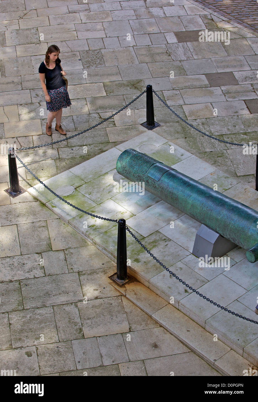 Cercando una Canon, la Torre di Londra, il Sito Patrimonio Mondiale dell'UNESCO, London, England, Regno Unito, Europa Foto Stock