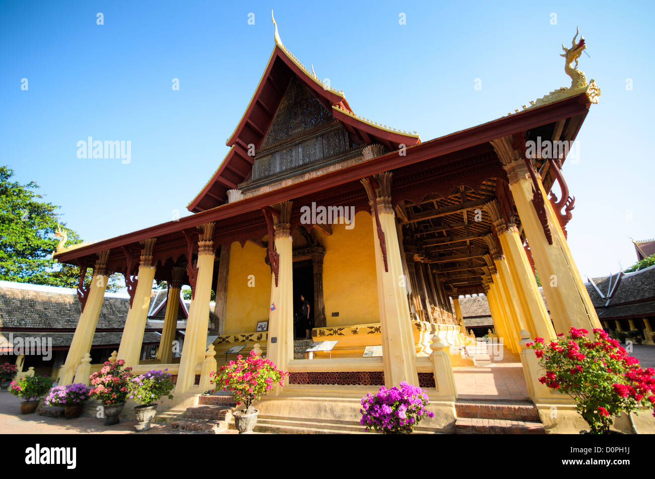 VIENTIANE, Laos - Il tempio centrale in corrispondenza di Wat Si Saket in Vientiane, Laos. Costruito nel 1818, il tempio è di stile Siamese piuttosto che il tradizionale stile Lao. Ora è forse il più antico tempio ancora in piedi in Vientiane. Foto Stock