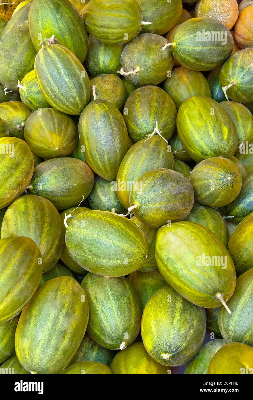 Organici Heap di melone in un mercato di strada Foto Stock