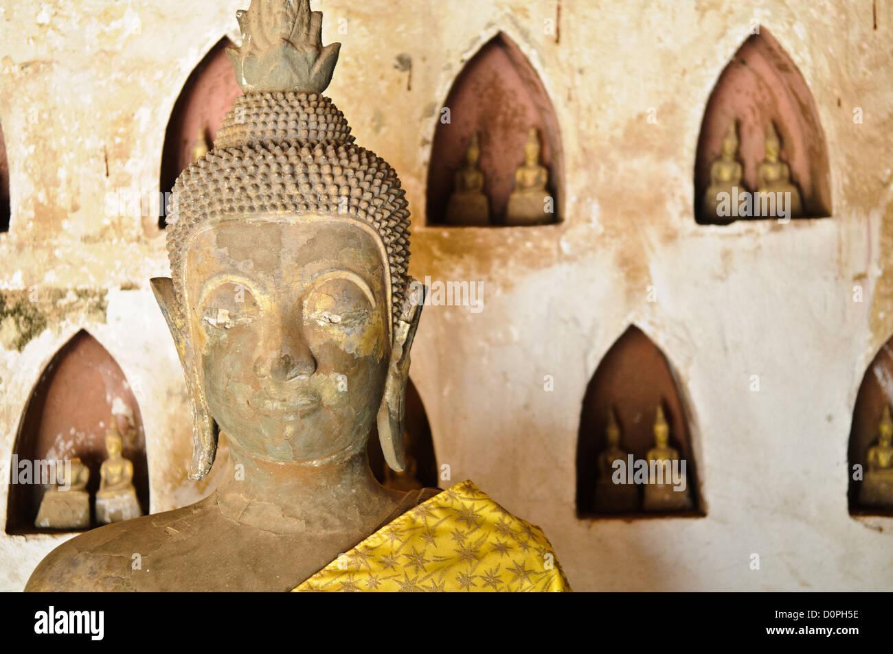 VIENTIANE, Laos - Parte di una collezione di circa 2000 ceramica e argento buddha sul display nei chiostri di Wat Si Saket in Vientiane, Laos. Costruito nel 1818, il tempio è di stile Siamese piuttosto che il tradizionale stile Lao. Ora è forse il più antico tempio ancora in piedi in Vientiane. Foto Stock