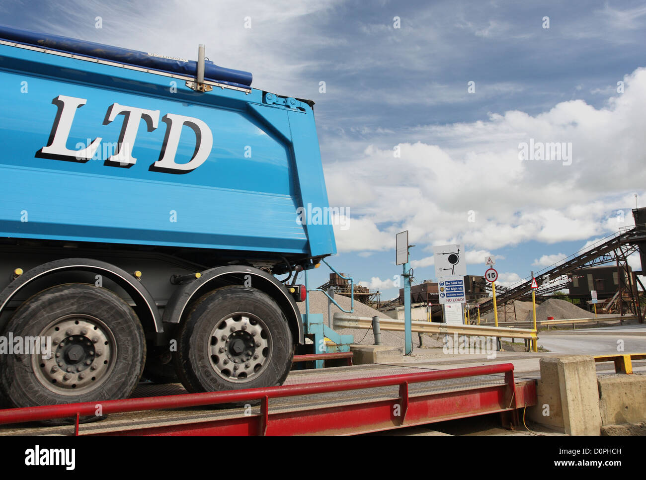 Un caricato su camion di ghiaia sul ponte di pesatura a Nosterfield cava di ghiaia North Yorkshire Foto Stock