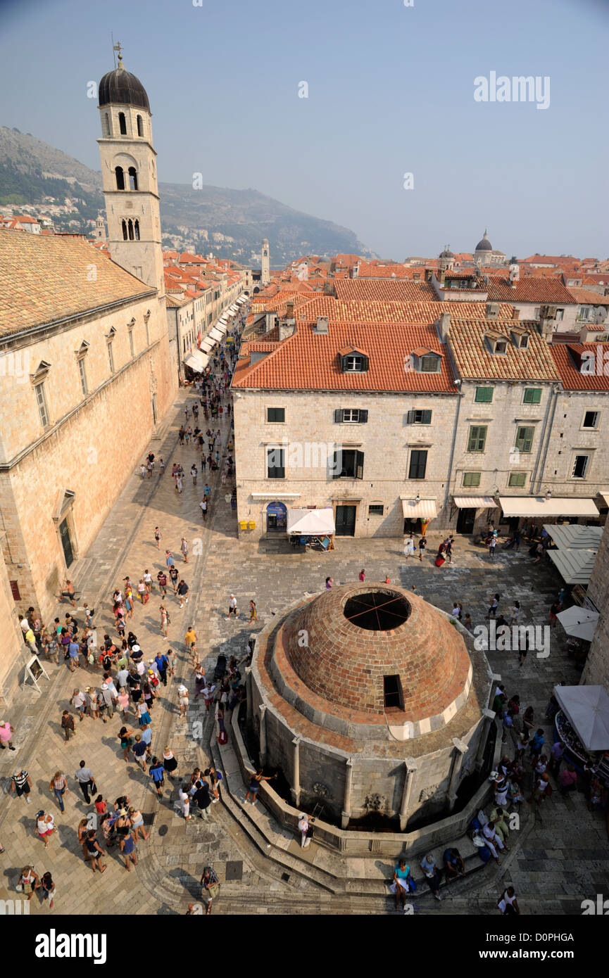Croazia, Dubrovnik, città vecchia, fontana di Onofrio e monastero francescano Foto Stock