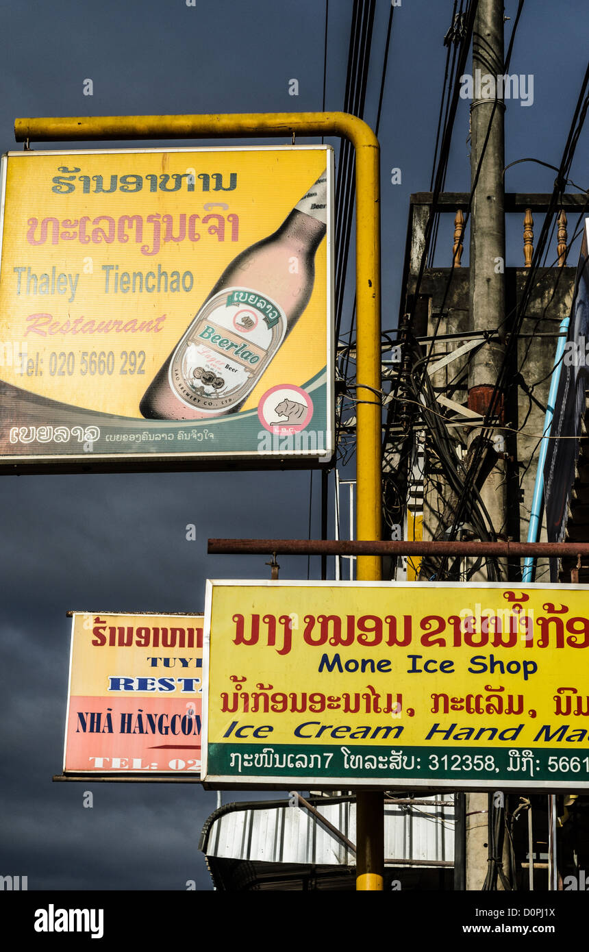 PHONSAVAN, Laos - gran bollito di insegne pubblicitarie sull'esterno di ristoranti e negozi in Phonsavan nel nordest del Laos, capitale di Xieng Khouang Provincia e un centro città nella Pianura di vasi. La gente della regione sono prevalentemente di etnia Hmong. Foto Stock