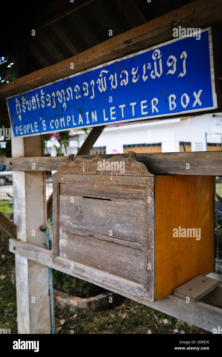 "People's Letter Letter Box" Luang Namtha Laos // LUANG NAMTHA, Laos - Una "People's Letter Box" si trova in una strada nel centro di Luang Namtha, nel nord del Laos. Questo meccanismo di feedback pubblico consente ai residenti locali di presentare denunce o suggerimenti direttamente al governo, illustrando gli sforzi per l'impegno dei cittadini in questa capitale provinciale rurale. Luang Namtha è la capitale della provincia di Luang Namtha nel Laos settentrionale, situata vicino ai confini con la Cina e il Myanmar. La provincia è nota per la sua diversità etnica e funge da porta d'accesso all'area protetta nazionale di Nam ha. Foto Stock