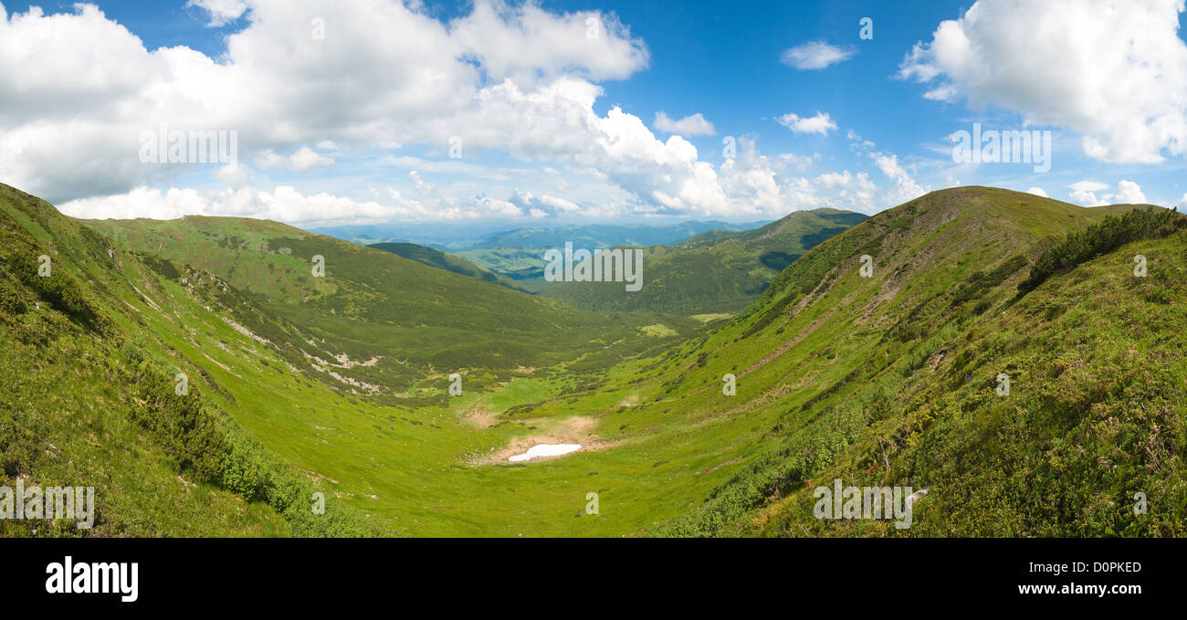 Estate in montagna panorama di prato Foto Stock