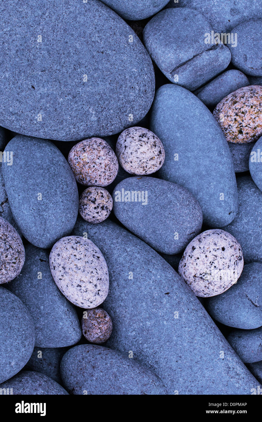 Mare ciottoli levigati con colori pastello. Nanven Beach, Cornwall Foto Stock