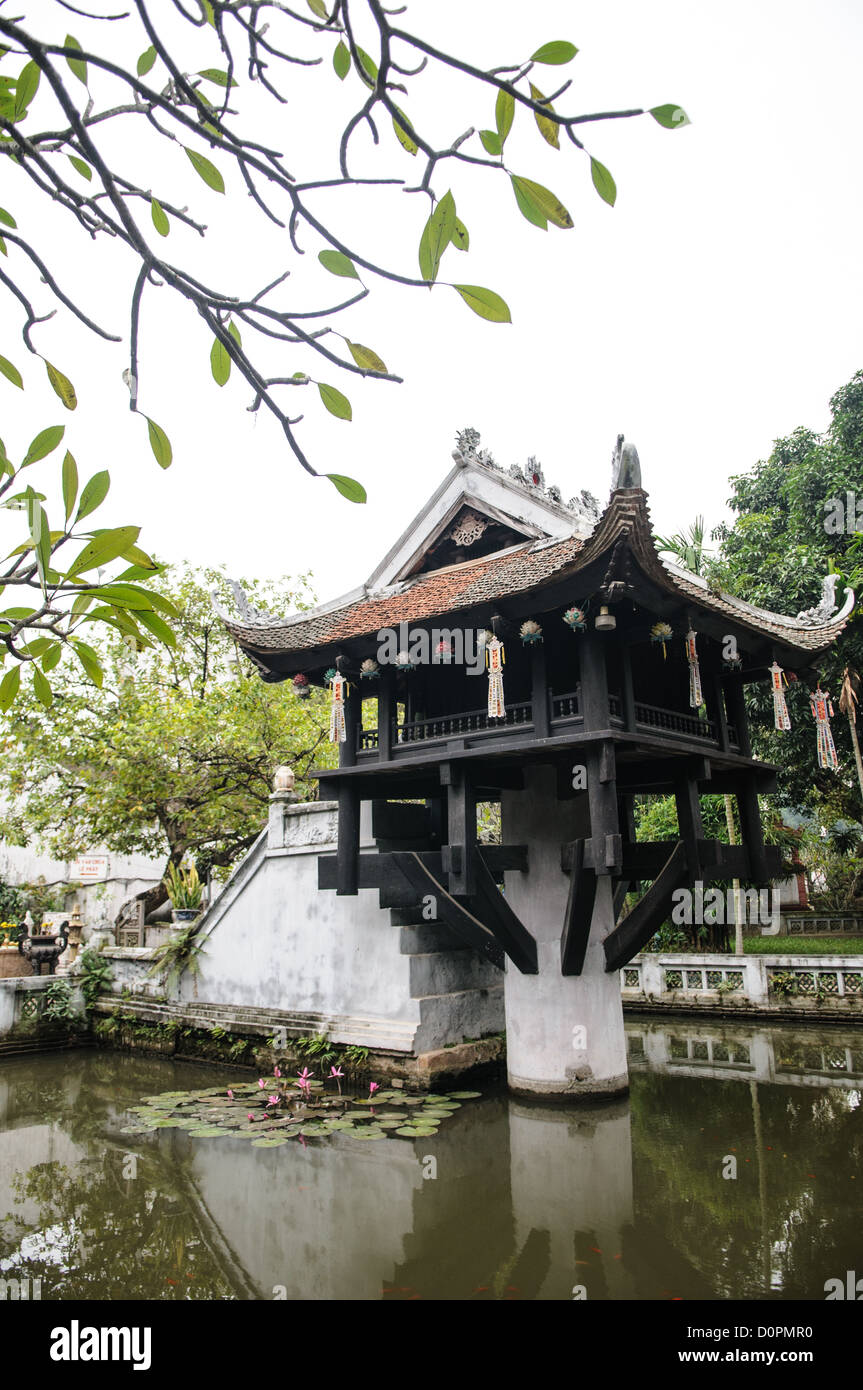 HANOI, Vietnam - la storica Pagoda a un solo pilastro si trova al centro di un piccolo stagno vicino al Museo di ho chi Minh nel quartiere Ba Dinh di Hanoi. È uno dei templi più iconici del Vietnam e risale all'XI secolo. Foto Stock