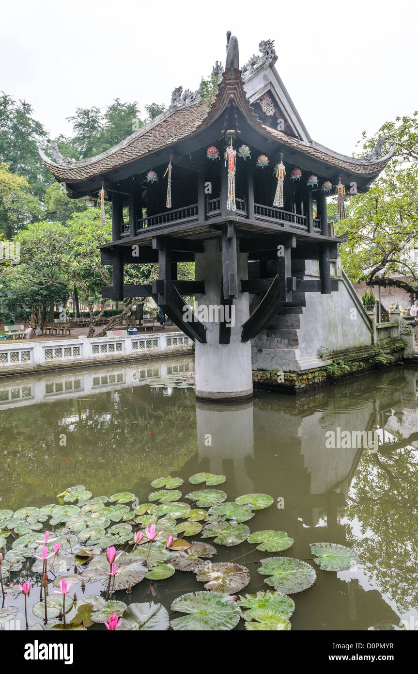 HANOI, Vietnam - presso la Pagoda su un pilastro ad Hanoi, Vietnam. Si tratta di uno dei più famosi templi in Vietnam e risale al XI secolo. Foto Stock