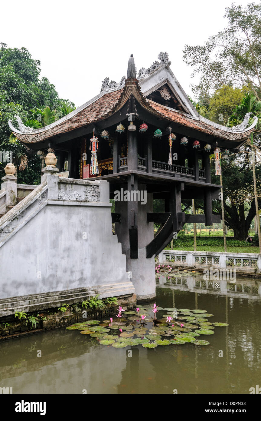 HANOI, Vietnam - la storica, piccola Pagoda su un pilastro si trova nel centro di un piccolo laghetto vicino al Museo Ho Chi Minh nel Ba Dinh district di Hanoi. Si tratta di uno dei più famosi templi in Vietnam e risale al XI secolo. Foto Stock