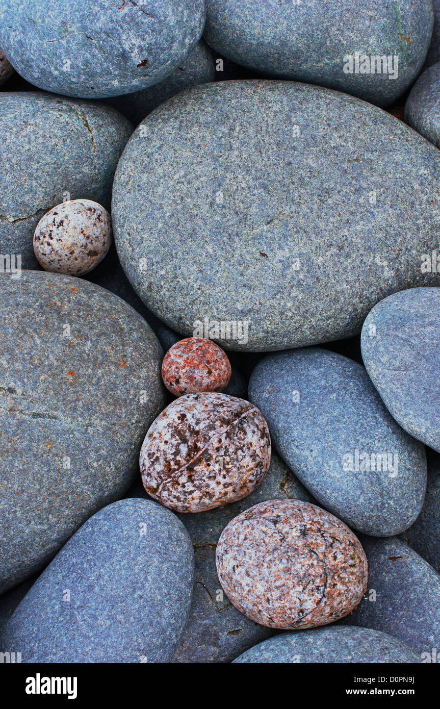 Mare ciottoli levigati con colori pastello. Nanven Beach, Cornwall Foto Stock