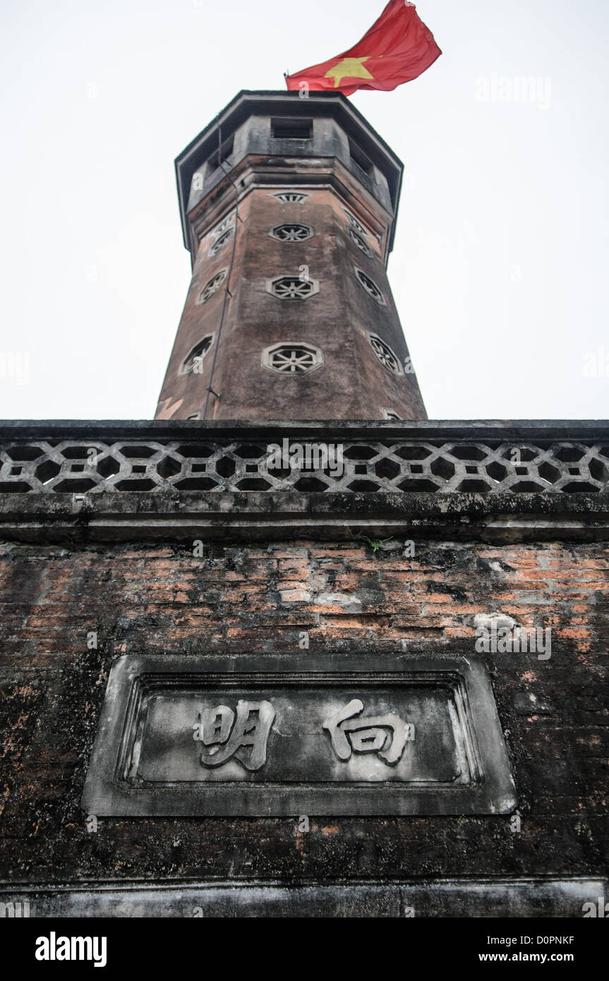 HANOI, Vietnam: La storica Torre della bandiera di Hanoi, costruita tra il 1805 e il 1812, si erge a 33,5 metri di altezza presso il Museo di storia militare del Vietnam. La torre presenta una scala a chiocciola di 54 gradini che conduce ad una sala di osservazione e ha sventolato la bandiera nazionale vietnamita ininterrottamente dal 10 ottobre 1954. Questa reliquia storica e culturale nazionale è sia un simbolo dell'indipendenza vietnamita sia un punto di riferimento centrale del complesso museale militare. Foto Stock