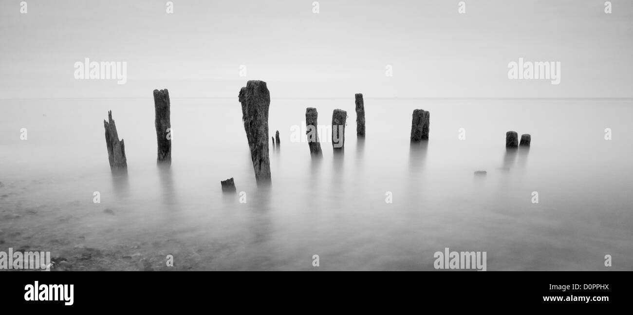 Un giorno di nebbia sulla riva di Winchelsea spiaggia con mare levigati posti in condizioni di mare calmo Foto Stock