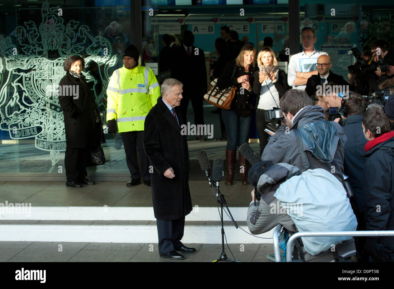 Il 29 novembre 2012. Londra REGNO UNITO. Ex presidente dell'(FIA) Federation Internationale de l'Automobile Max Mosley che ha vinto una causa in tribunale contro le notizie del mondo degli indirizzi di gruppo i media al di fuori della Regina Elisabetta II centro. Le risultanze dell'inchiesta Leveson raccomandazioni sulle pratiche ed etica della stampa dopo un mese 18 inchiesta. Credito: amer ghazzal / Alamy Live News Foto Stock