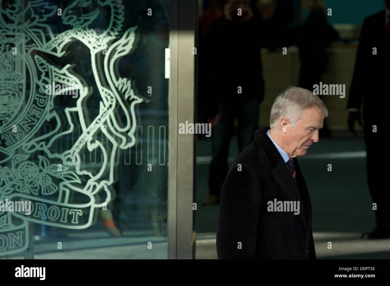 Il 29 novembre 2012. Londra REGNO UNITO. Ex presidente dell'(FIA) Federation Internationale de l'Automobile Max Mosley che ha vinto una causa in tribunale contro le notizie del mondo gruppo lascia la Regina Elisabetta II centro dopo la Leveson relazione è stata pubblicata. Le risultanze dell'inchiesta Leveson raccomandazioni sulle pratiche ed etica della stampa dopo un mese 18 inchiesta. Credito: amer ghazzal / Alamy Live News Foto Stock