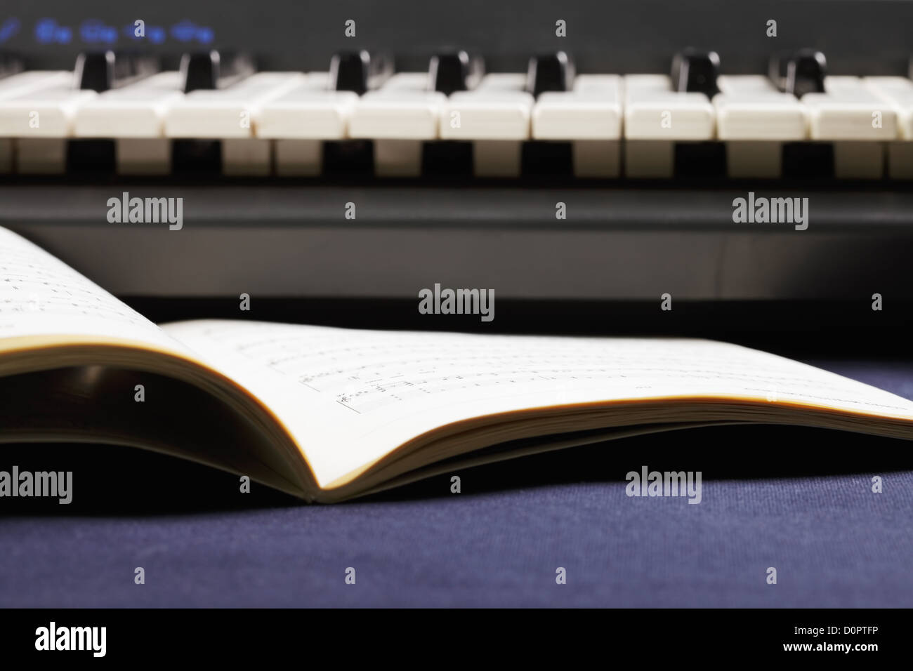 Notazioni musicali e la tastiera Foto Stock