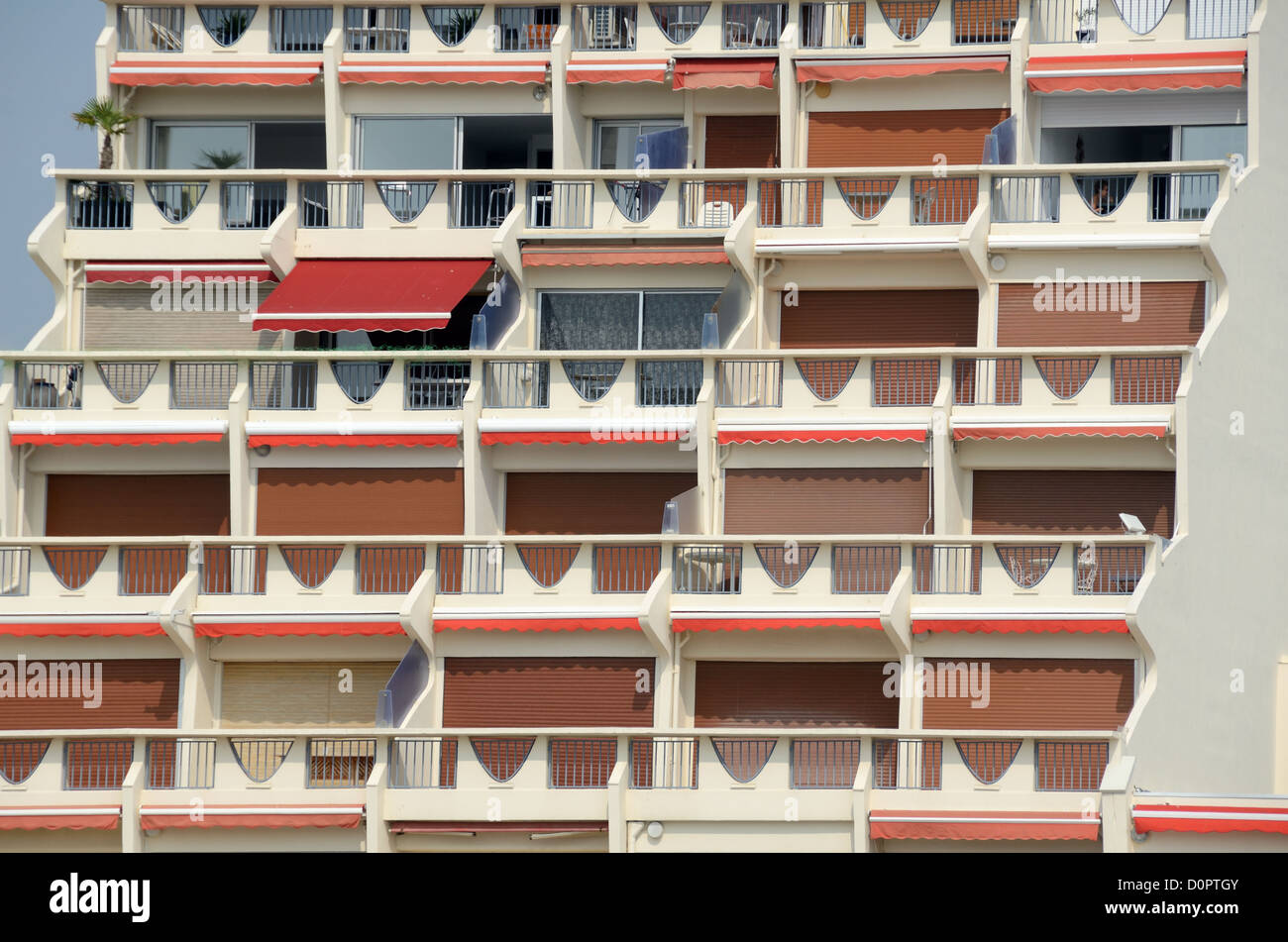 Facciata, motivi di finestra e balconi dell'Acapulco Apartment Building a la Grande-Motte Resort Town o New Town Hérault France Foto Stock