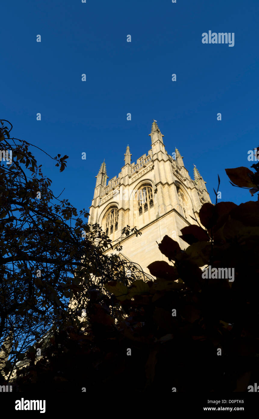 La torre di Merton College Chapel, Oxford, Regno Unito come visto da Merton Grove Foto Stock