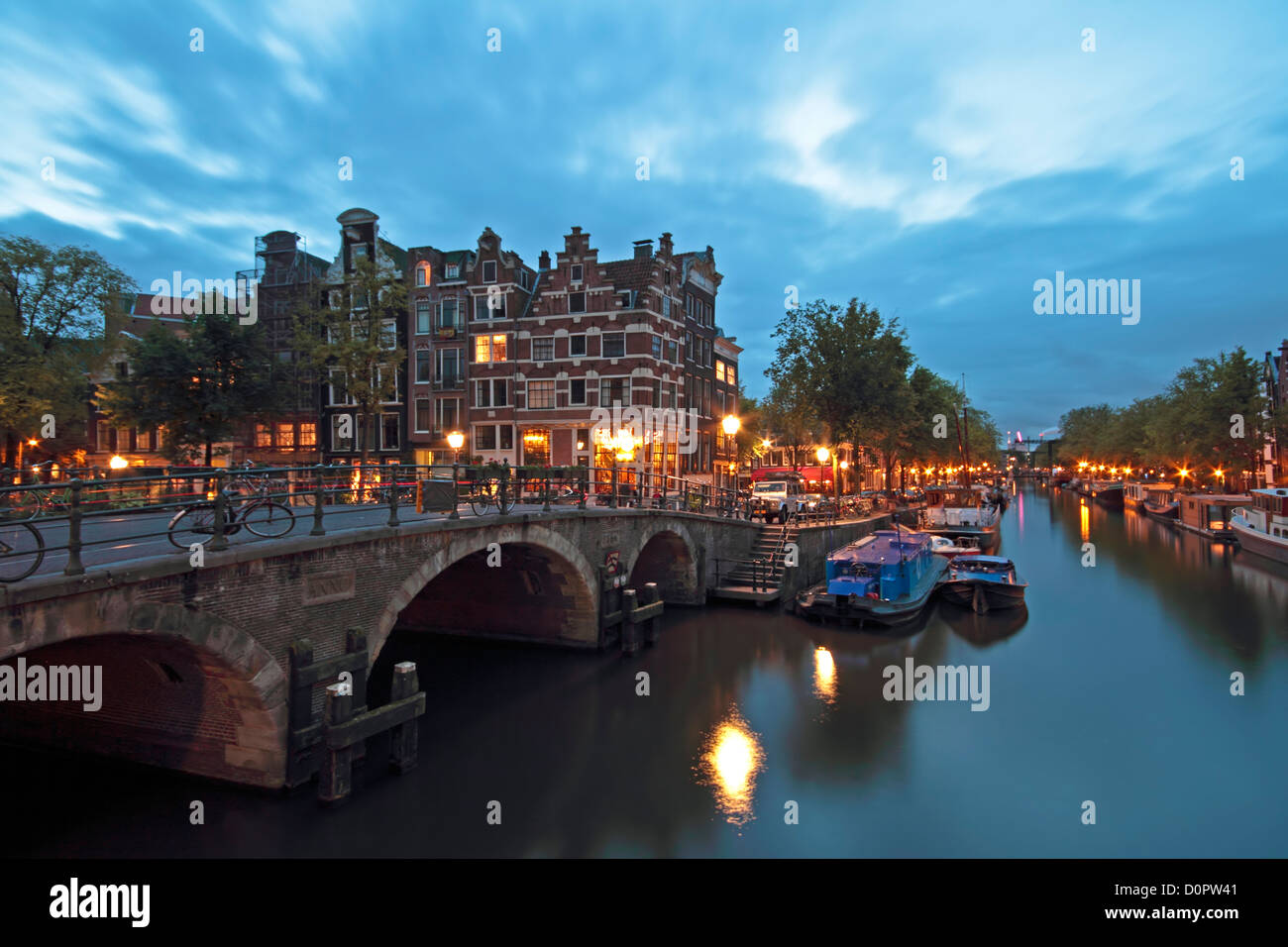 Amsterdam di notte nei Paesi Bassi Foto Stock