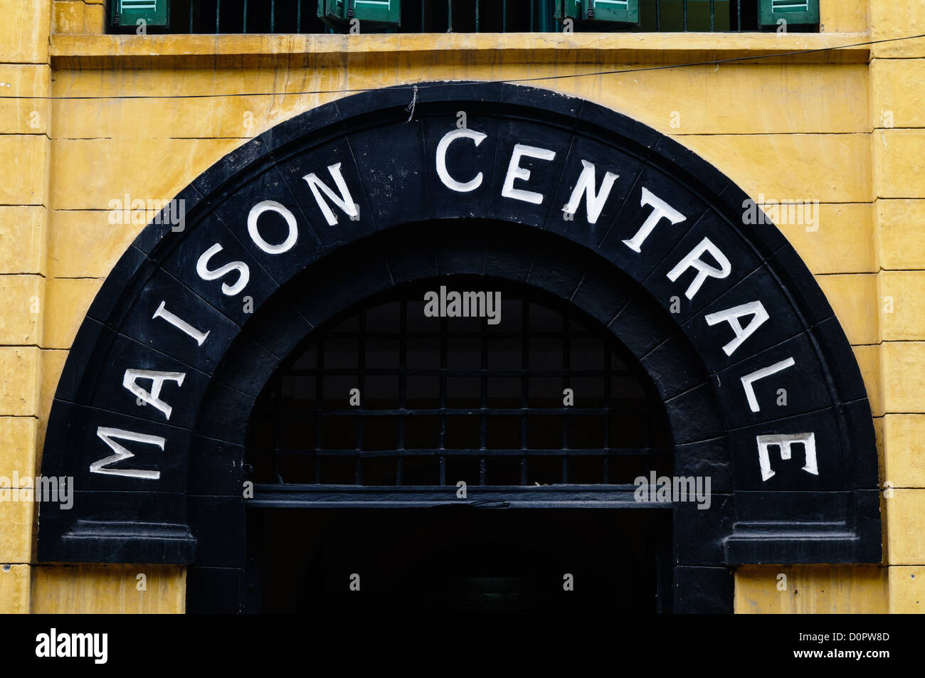 Insegna della prigione di Hoa lo Hanoi Vietnam // HANOI, Vietnam - l'originale insegna coloniale francese sopra l'ingresso principale del museo della prigione di Hoa lo. La prigione di Hoa lo, nota sarcasticamente come Hanoi Hilton durante la guerra del Vietnam, era originariamente una prigione coloniale francese per prigionieri politici e poi una prigione nordvietnamita per prigionieri di guerra. È particolarmente famosa per essere la prigione utilizzata per i piloti americani abbattuti durante la guerra del Vietnam. Foto Stock