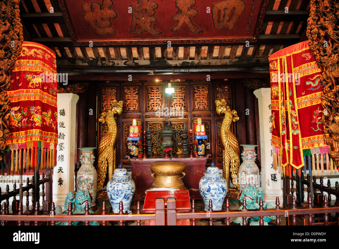 Ngoc Son Temple Altar Hanoi Vietnam // HANOI, Vietnam - altare esterno presso il Tempio della montagna di Giada (tempio di Ngoc Son) sul lago Hoan Kiem nel cuore del centro storico di Hanoi. Il tempio è stato fondato sulla piccola isola di Jade vicino alla riva settentrionale del lago nel XVIII secolo ed è in onore del leader militare del XIII secolo Tran Hung Dao. Foto Stock