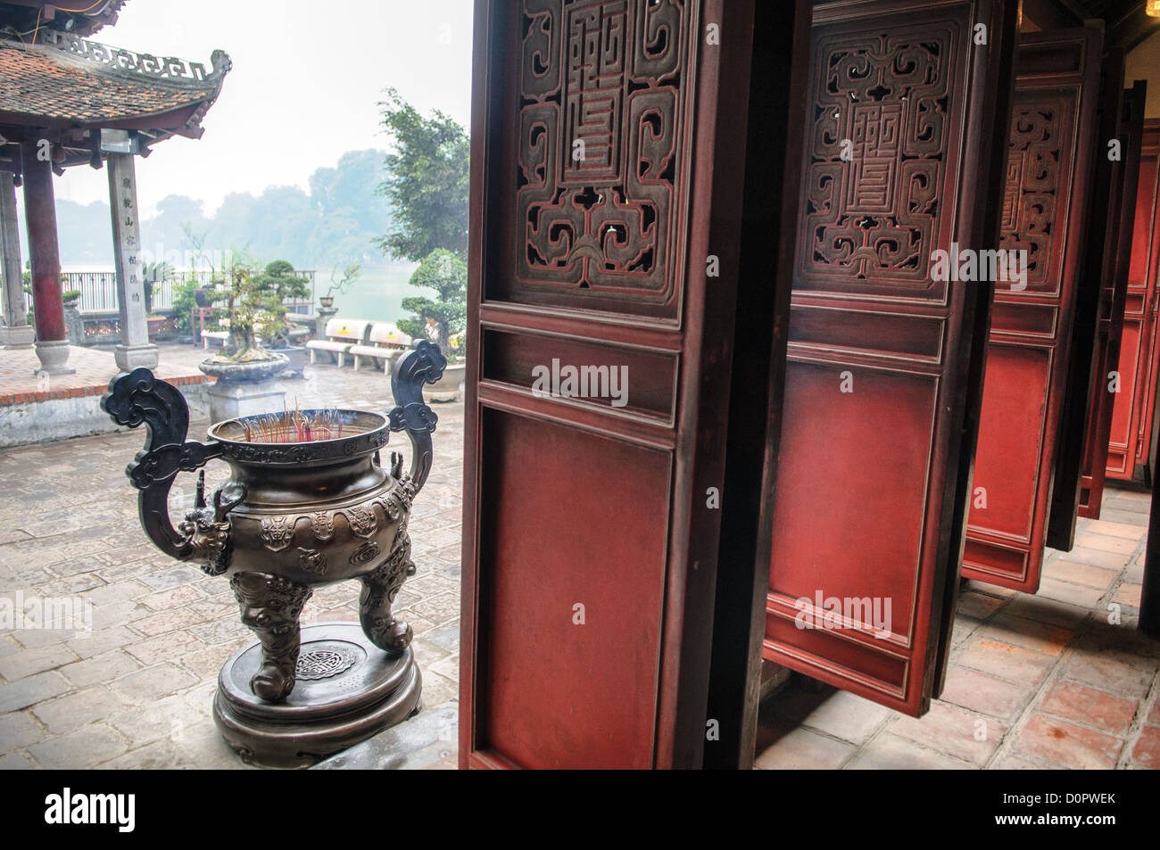 Ngoc Son Temple Incense Urna e porte HANOI Vietnam // HANOI, Vietnam - porte e urna di incenso al Tempio della montagna di Giada (Tempio di Ngoc Son) sul lago Hoan Kiem nel cuore del quartiere vecchio di Hanoi. Il tempio è stato fondato sulla piccola isola di Jade vicino alla riva settentrionale del lago nel XVIII secolo ed è in onore del leader militare del XIII secolo Tran Hung Dao. Foto Stock