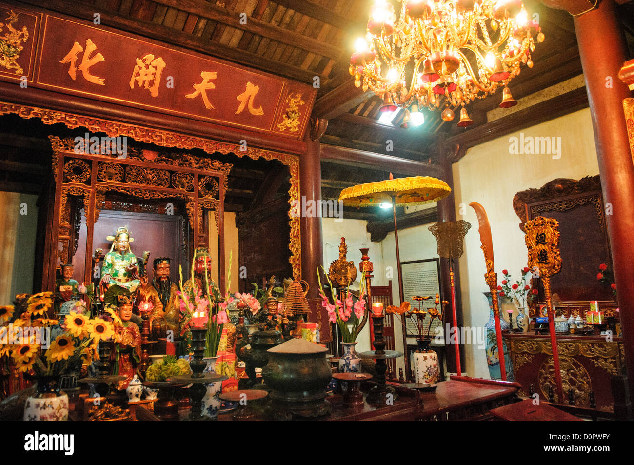 Ngoc Son Temple Altar Hanoi Vietnam // HANOI, Vietnam - Altare al Tempio della montagna di Giada (Tempio di Ngoc Son) sul Lago Hoan Kiem nel cuore del quartiere vecchio di Hanoi. Il tempio è stato fondato sulla piccola isola di Jade vicino alla riva settentrionale del lago nel XVIII secolo ed è in onore del leader militare del XIII secolo Tran Hung Dao. Foto Stock
