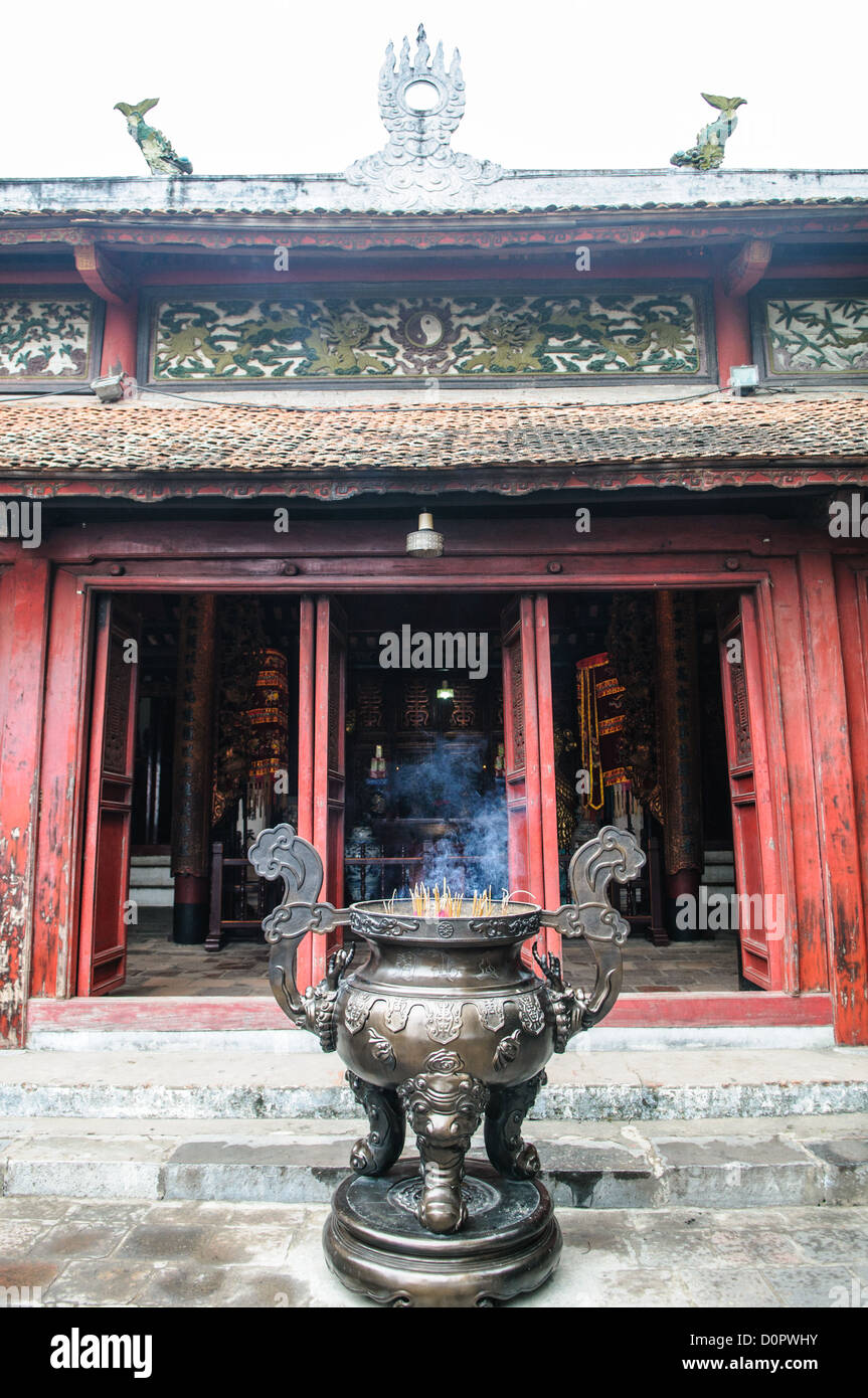 Ingresso principale al Tempio di Ngoc Son Hanoi Vietnam // HANOI, Vietnam - ingresso principale al Tempio della montagna di Giada (Tempio di Ngoc Son) sul Lago Hoan Kiem nel cuore del centro storico di Hanoi. Il tempio è stato fondato sulla piccola isola di Jade vicino alla riva settentrionale del lago nel XVIII secolo ed è in onore del leader militare del XIII secolo Tran Hung Dao. Foto Stock