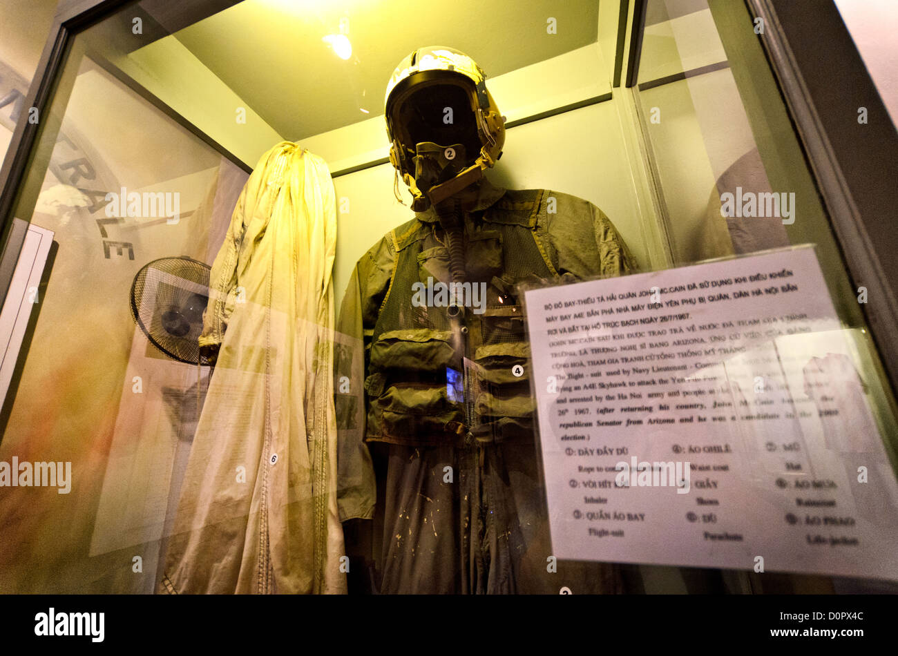John McCain Flight Suit Hanoi Vietnam // HANOI, Vietnam - la tuta di volo che John McCain indossava quando fu abbattuto sopra Hanoi e portato alla prigione di Hoa lo. La prigione di Hoa lo, nota sarcasticamente come Hanoi Hilton durante la guerra del Vietnam, era originariamente una prigione coloniale francese per prigionieri politici e poi una prigione nordvietnamita per prigionieri di guerra. È particolarmente famosa per essere la prigione utilizzata per i piloti americani abbattuti durante la guerra del Vietnam. Foto Stock