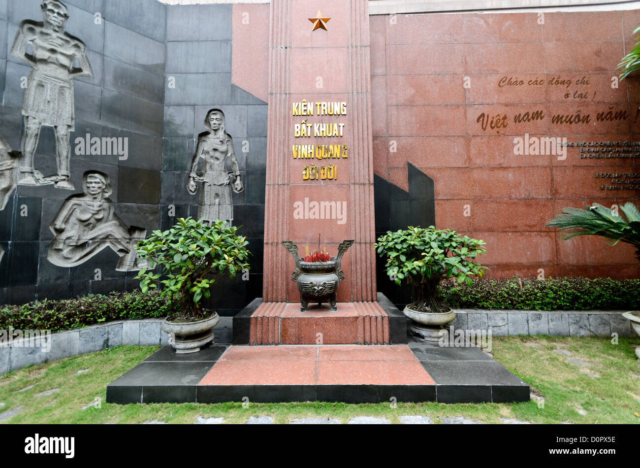 Hoa lo Prison Memorial Hanoi Vietnam // HANOI, Vietnam — Un memoriale nella prigione di Hoa lo per coloro che sono morti e sono stati incarcerati, non la prigione sotto il dominio coloniale francese dell'Indocina. La prigione di Hoa lo, nota sarcasticamente come Hanoi Hilton durante la guerra del Vietnam, era originariamente una prigione coloniale francese per prigionieri politici e poi una prigione nordvietnamita per prigionieri di guerra. È particolarmente famosa per essere la prigione utilizzata per i piloti americani abbattuti durante la guerra del Vietnam. Foto Stock