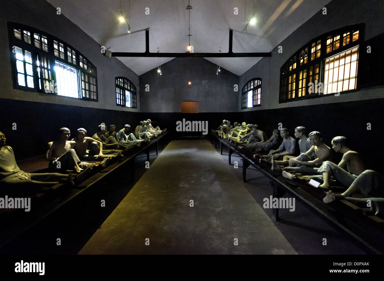 Dimostrazione delle condizioni di detenzione della prigione di Hoa lo Hanoi Vietnam // HANOI, Vietnam - i manichini di plastica dimostrano le condizioni in cui i detenuti sono stati tenuti nella prigione di Hoa lo. I prigionieri erano incastrati da una gamba in ferri da stiro per tutta la lunghezza di ogni lato della stanza. La prigione di Hoa lo, nota sarcasticamente come Hanoi Hilton durante la guerra del Vietnam, era originariamente una prigione coloniale francese per prigionieri politici e poi una prigione nordvietnamita per prigionieri di guerra. È particolarmente famosa per essere la prigione utilizzata per i piloti americani abbattuti durante la guerra del Vietnam. Foto Stock