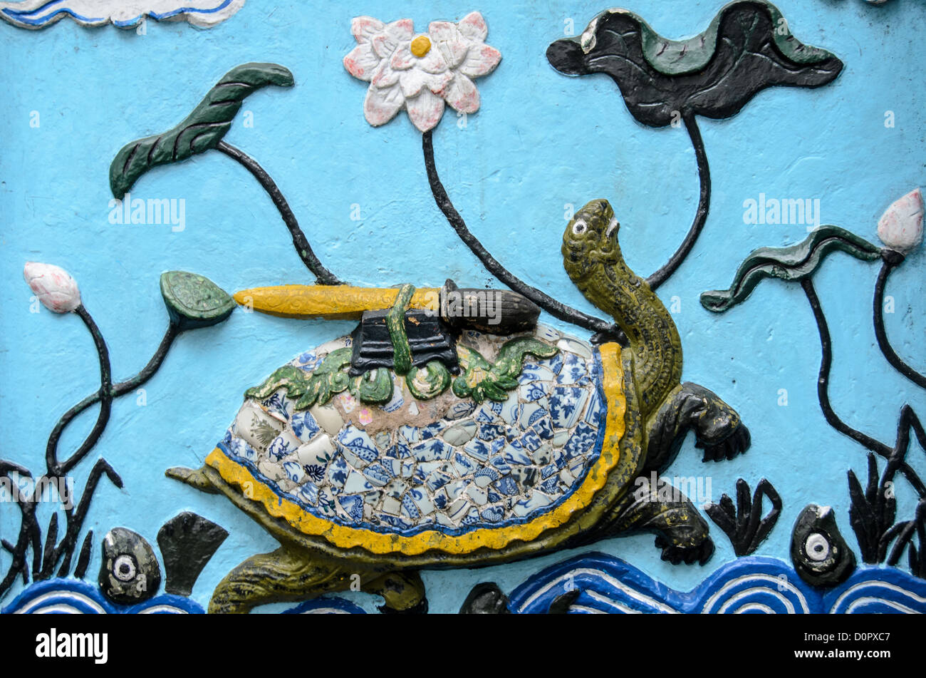 HANOI, Vietnam - Turtle arte presso il Tempio della montagna di giada (Ngoc Son Temple) sul Lago Hoan Kiem nel cuore della città vecchia di Hanoi e. Il tempio fu stabilito sulla piccola isola di giada in prossimità della sponda settentrionale del lago nel XVIII secolo ed è in onore del 13 secolo leader militare Tran Hung Dao. L'illustrazione raffigura la leggenda della tartaruga che per primo ha dato e poi presero indietro una spada spirituale utilizzato per sconfiggere gli invasori cinesi. Foto Stock