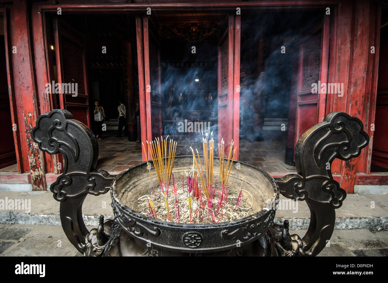 Incenso Burning Ngoc Son Temple Hanoi Vietnam // HANOI, Vietnam - Incense che brucia al Tempio della montagna di Giada (Ngoc Son Temple) sul lago Hoan Kiem nel cuore del centro storico di Hanoi. Il tempio è stato fondato sulla piccola isola di Jade vicino alla riva settentrionale del lago nel XVIII secolo ed è in onore del leader militare del XIII secolo Tran Hung Dao. Foto Stock