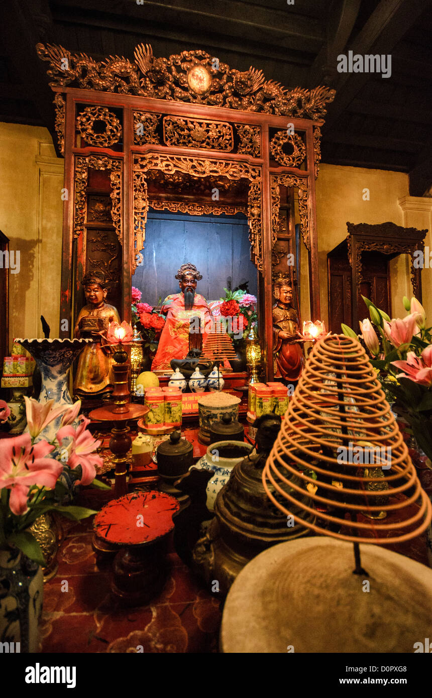 Ngoc Son Temple Altar Incense Hanoi Vietnam // HANOI, Vietnam - un altare con serpentina di incenso presso il Tempio della montagna di Giada (Tempio di Ngoc Son) sul Lago Hoan Kiem nel cuore del quartiere vecchio di Hanoi. Il tempio è stato fondato sulla piccola isola di Jade vicino alla riva settentrionale del lago nel XVIII secolo ed è in onore del leader militare del XIII secolo Tran Hung Dao. Foto Stock