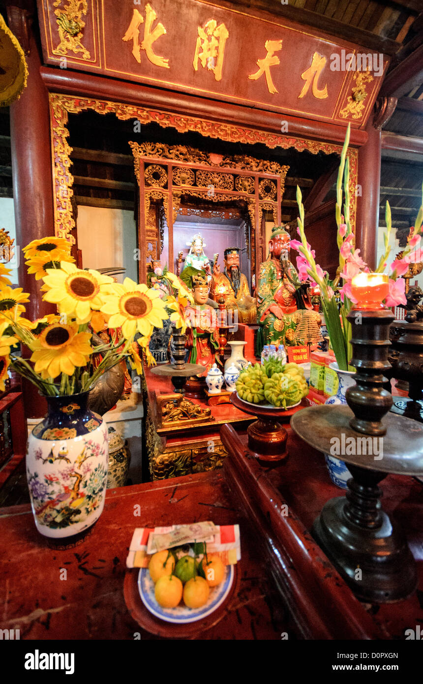 Ngoc Son Temple Shrine Hanoi Vietnam // HANOI, Vietnam - Un santuario con tributi al Tempio della montagna di Giada (Tempio di Ngoc Son) sul lago Hoan Kiem nel cuore del centro storico di Hanoi. Il tempio è stato fondato sulla piccola isola di Jade vicino alla riva settentrionale del lago nel XVIII secolo ed è in onore del leader militare del XIII secolo Tran Hung Dao. Foto Stock