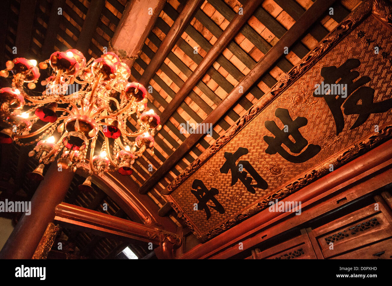 Ngoc Son Temple soffitto in legno Hanoi Vietnam // HANOI, Vietnam - parte del soffitto in legno al Tempio della montagna di Giada (Tempio di Ngoc Son) sul lago Hoan Kiem nel cuore del centro storico di Hanoi. Il tempio è stato fondato sulla piccola isola di Jade vicino alla riva settentrionale del lago nel XVIII secolo ed è in onore del leader militare del XIII secolo Tran Hung Dao. Foto Stock