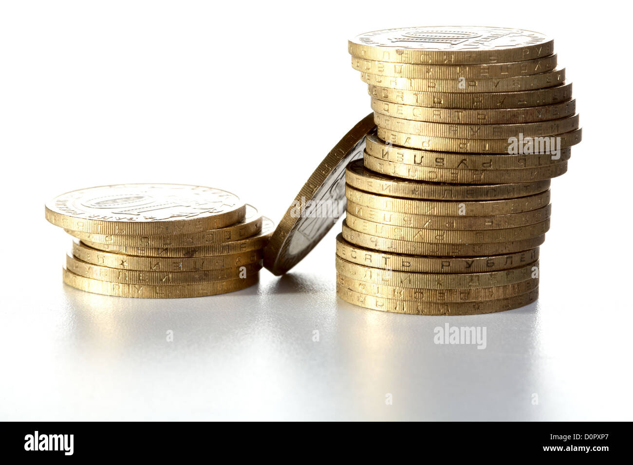 Pila di metallo giallo delle monete in euro Foto Stock