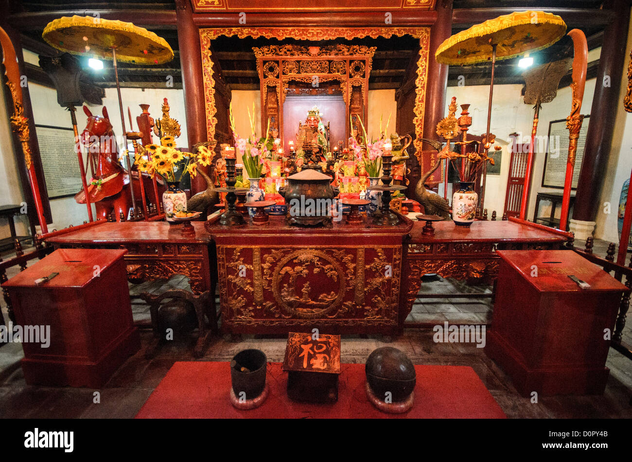 Ngoc Son Temple Shrine Hoan Kiem Lake Hanoi Vietnam // HANOI, Vietnam - Un santuario presso il Tempio della montagna di Giada (Tempio di Ngoc Son) sul lago Hoan Kiem nel cuore del centro storico di Hanoi. Il tempio è stato fondato sulla piccola isola di Jade vicino alla riva settentrionale del lago nel XVIII secolo ed è in onore del leader militare del XIII secolo Tran Hung Dao. NB. Contiene un rumore del sensore ISO elevato. Foto Stock