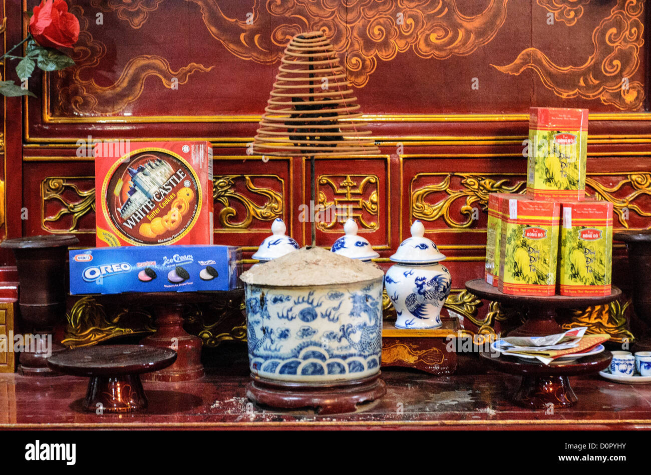 Ngoc Son Temple Tributes Hanoi Vietnam // HANOI, Vietnam - Tributes at the Temple of the Jade Mountain (Ngoc Son Temple) sul lago Hoan Kiem nel cuore del centro storico di Hanoi. Il tempio è stato fondato sulla piccola isola di Jade vicino alla riva settentrionale del lago nel XVIII secolo ed è in onore del leader militare del XIII secolo Tran Hung Dao. Foto Stock