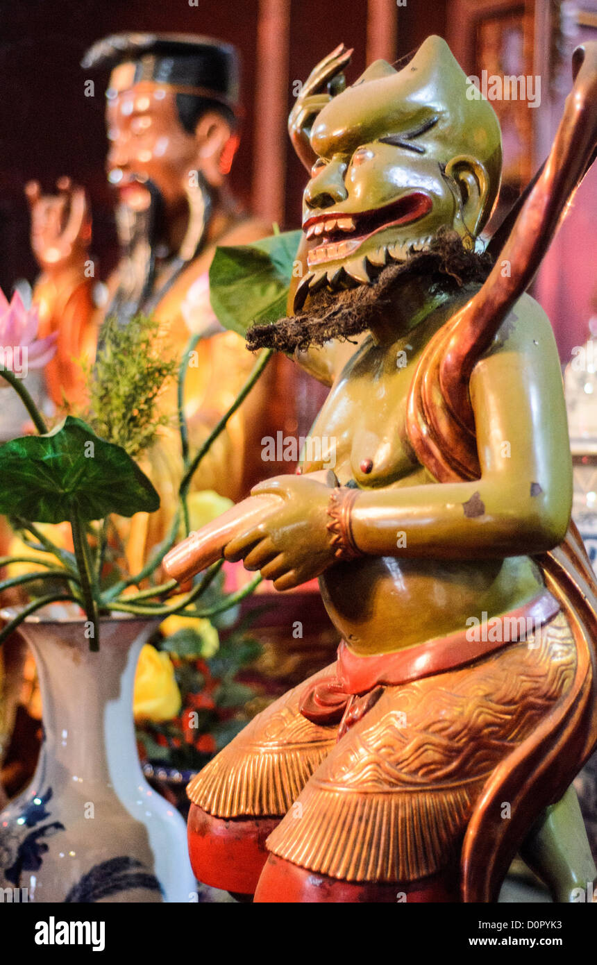 Statua del Tempio di Ngoc Son Hanoi Vietnam // HANOI, Vietnam — statue spaventose al Tempio della montagna di Giada (Tempio di Ngoc Son) sul lago Hoan Kiem nel cuore del centro storico di Hanoi. Il tempio è stato fondato sulla piccola isola di Jade vicino alla riva settentrionale del lago nel XVIII secolo ed è in onore del leader militare del XIII secolo Tran Hung Dao. Foto Stock
