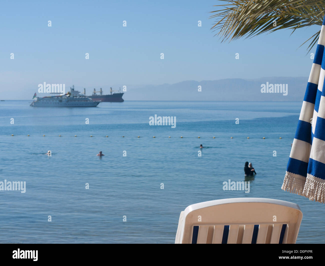 Spiaggia in Aqaba Giordania, il Mare Rosso nuotatori e sun Foto Stock