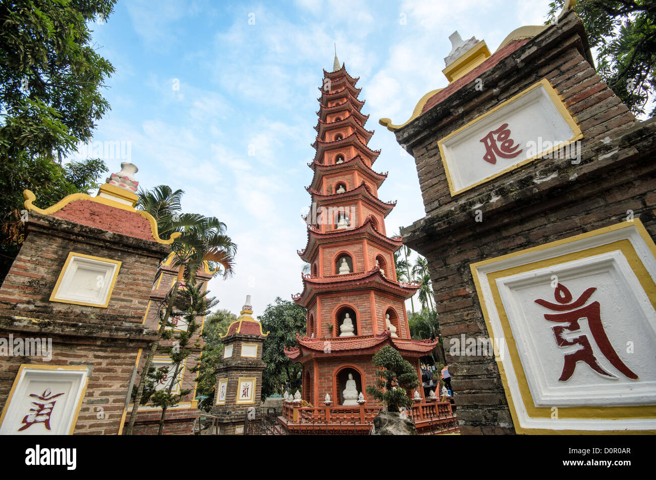 HANOI, Vietnam - una torre con piccole statue bianche a Tran Quoc Pagoda su una piccola isola sul Lago Ovest (Ho Tay). Originariamente costruito nel VI secolo sulle rive del Fiume Rosso, un cambiamento di rotta del fiume costretto la Pagoda ad essere riposizionato nel 1615 per il Pesce Dorato (Kim Ngu) isolotto sul lago. Foto Stock