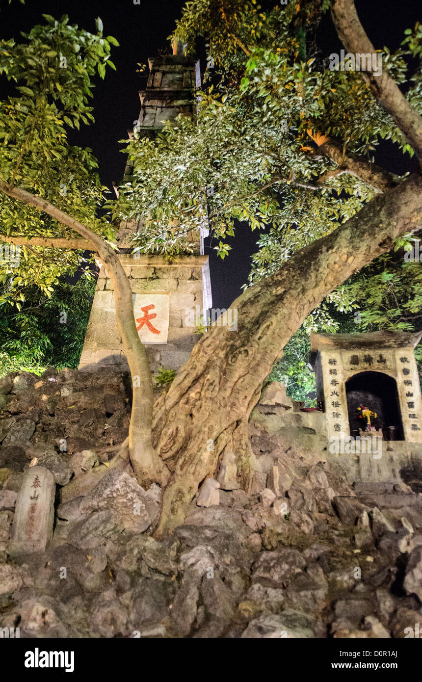 CUA Hang Cap Tui HQ Shrine Hanoi Vietnam // HANOI, Vietnam — Una torre commemorativa e un santuario, noto come Cua Hang Cap Tui HQ, su un monte di pietra vicino al lago Hoan Kiem ad Hanoi, Vietnam. Foto Stock
