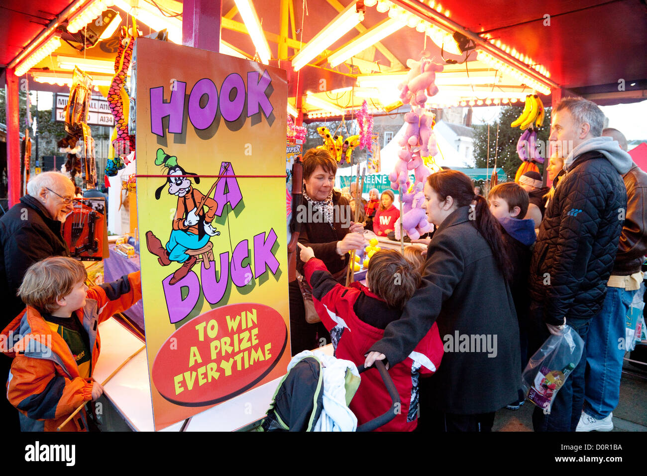 I genitori e i bambini che giocano il gancio di un anatra, la fiera di Natale della fiera, Bury St Edmunds Suffolk REGNO UNITO Foto Stock