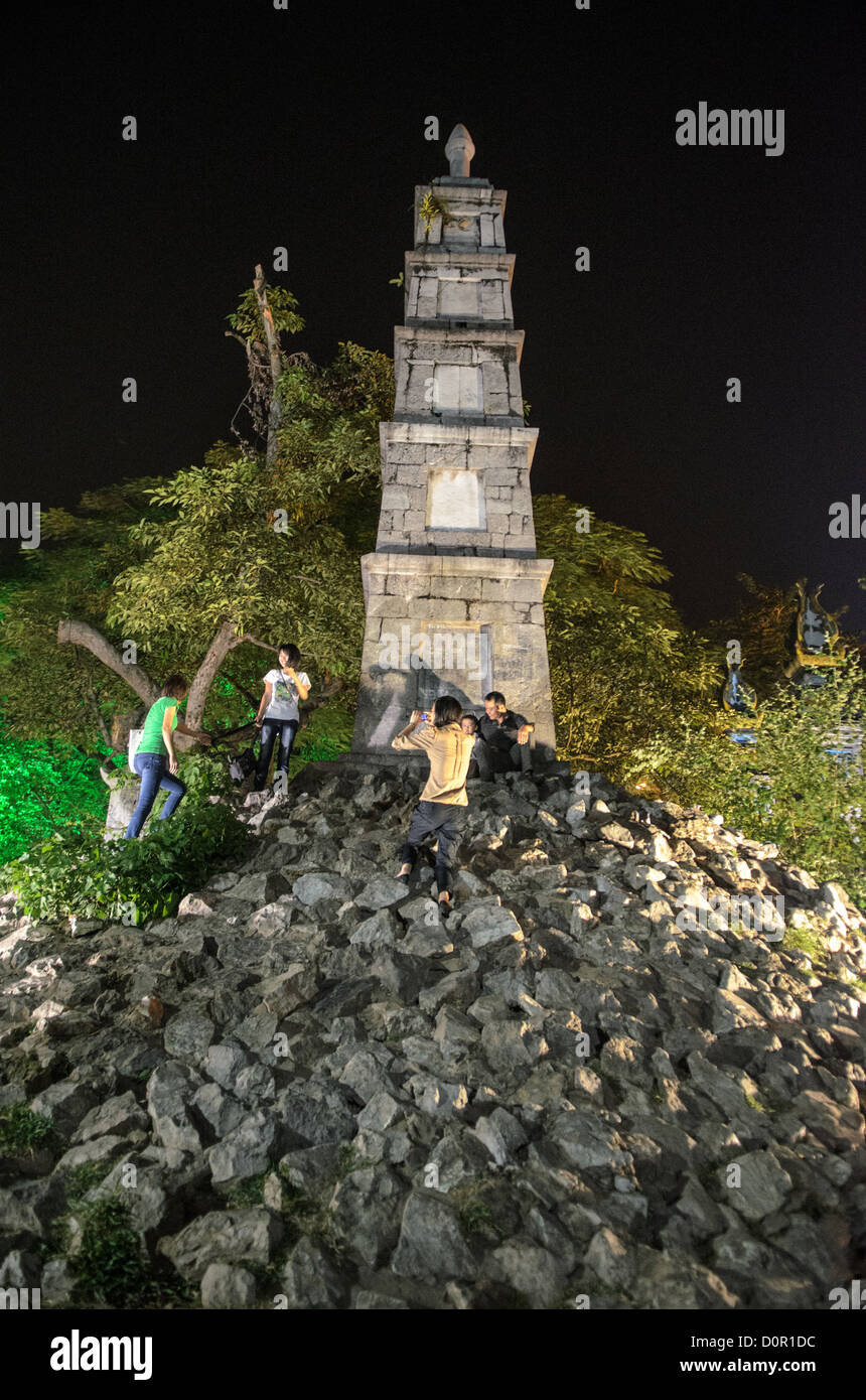 CUA Hang Cap Tui HQ Shrine Hanoi Vietnam // HANOI, Vietnam — Una torre commemorativa e un santuario, noto come Cua Hang Cap Tui HQ, su un monte di pietra vicino al lago Hoan Kiem ad Hanoi, Vietnam. Foto Stock