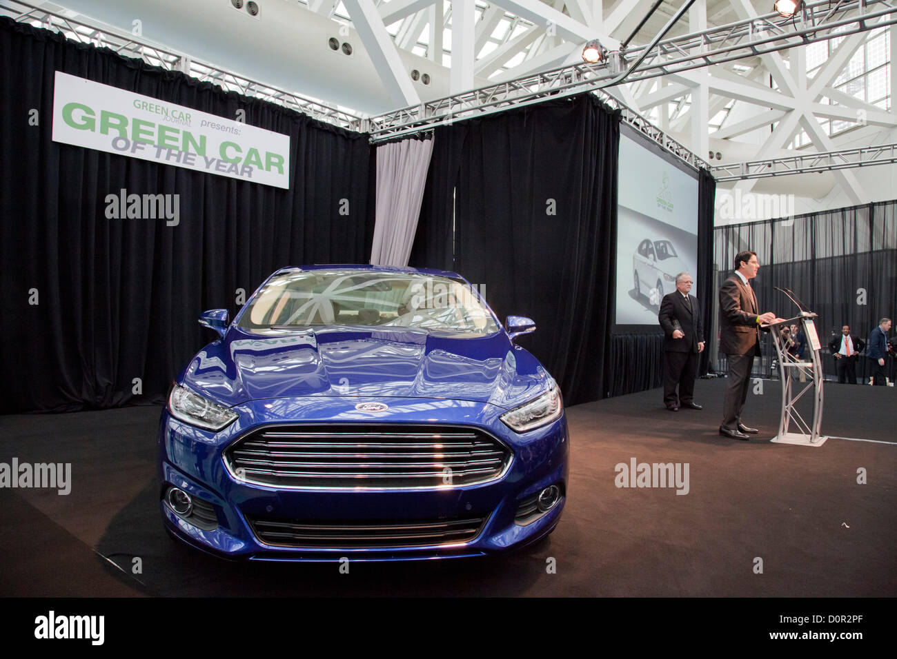 Los Angeles, Stati Uniti d'America. Il 29 novembre 2012. David Mondragon, Ford, General marketing manager. Il nuovo 2013 Ford Fusion è stato denominato verde auto ufficiale del 2013 verde auto dell'Anno" presso l'Auto Show di Los Angeles. La fusione è emersa sulla parte superiore di un eccezionale campo di finalisti tra cui il 2013 Dodge Dart Aero, Ford C-MAX, Mazda CX-5 SKYACTIV e la Toyota Prius c. Credito: Immagini ambiente Inc. / Alamy Live News Foto Stock