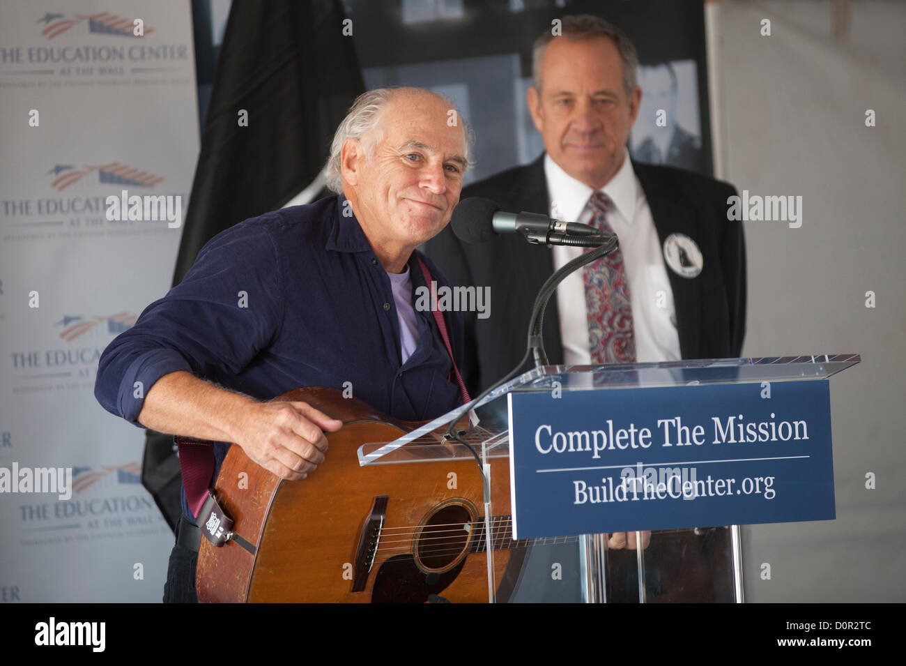 Il cantante Jimmy Buffet si prepara a cantare Irving berlinese la terra è la vostra terra prima di una fastosa cerimonia per il centro didattico del Vietnam Veterans parete Novembre 28, 2012 a Washington, DC Foto Stock